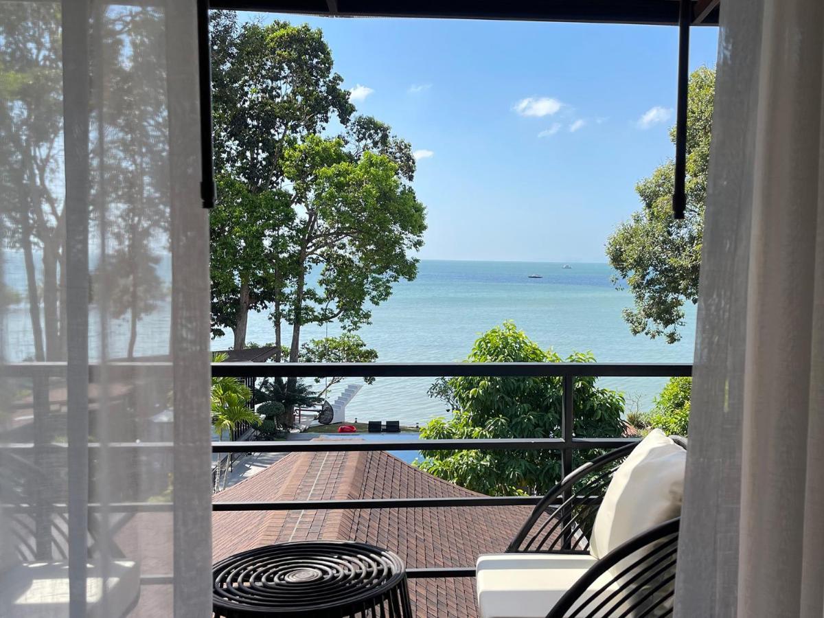 Second-floor Superior room with a private balcony over the sea