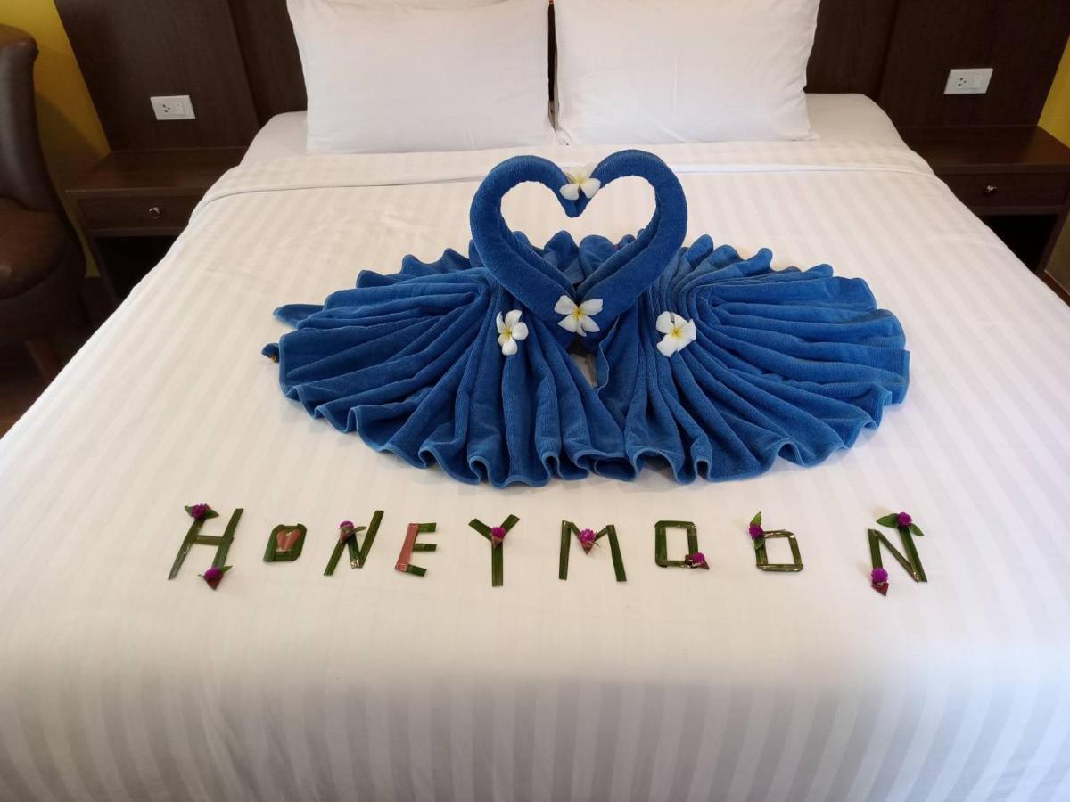 Honeymoon turndown with petals and towel-art