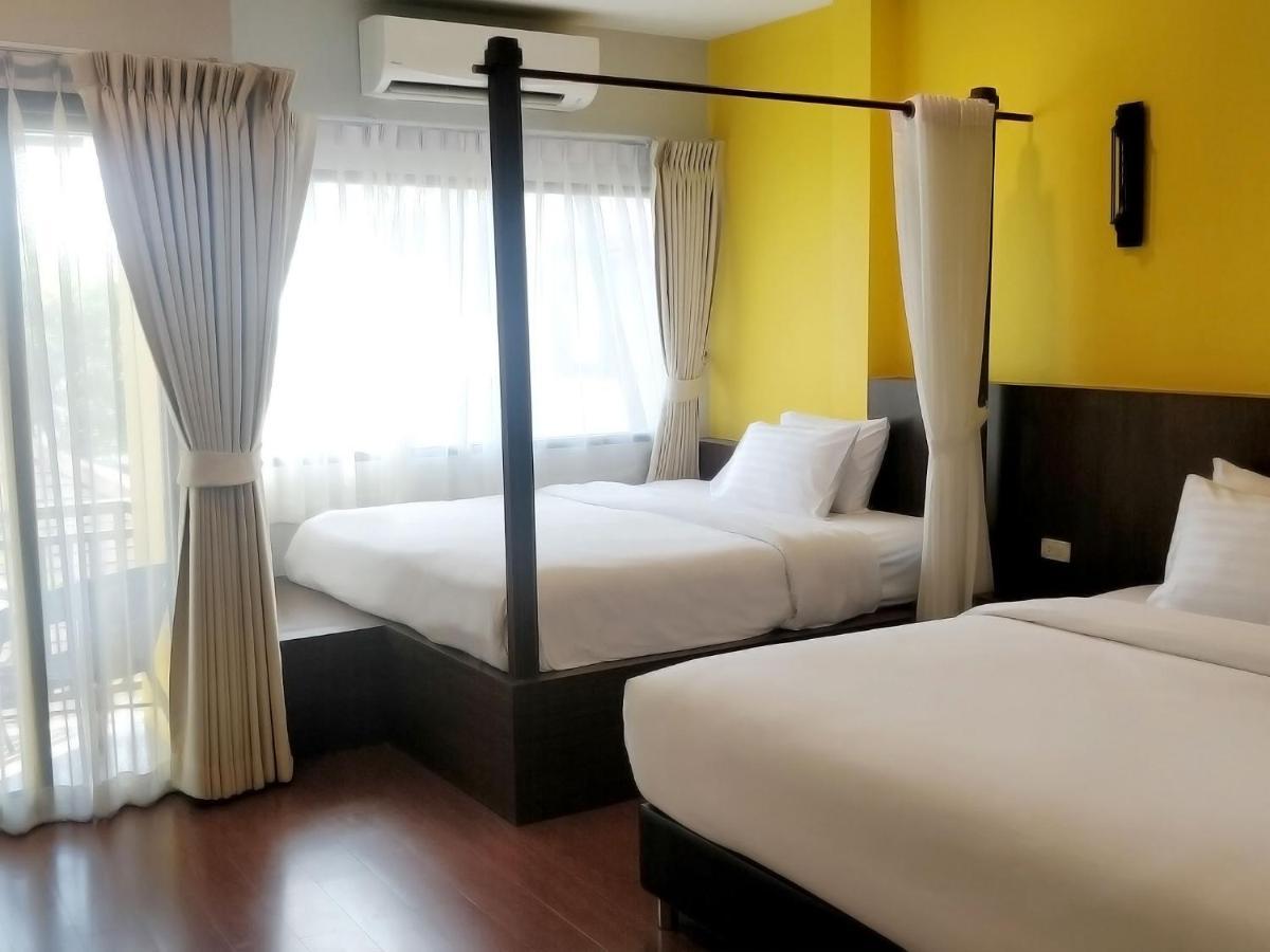 Twin canopy beds, ideal for families