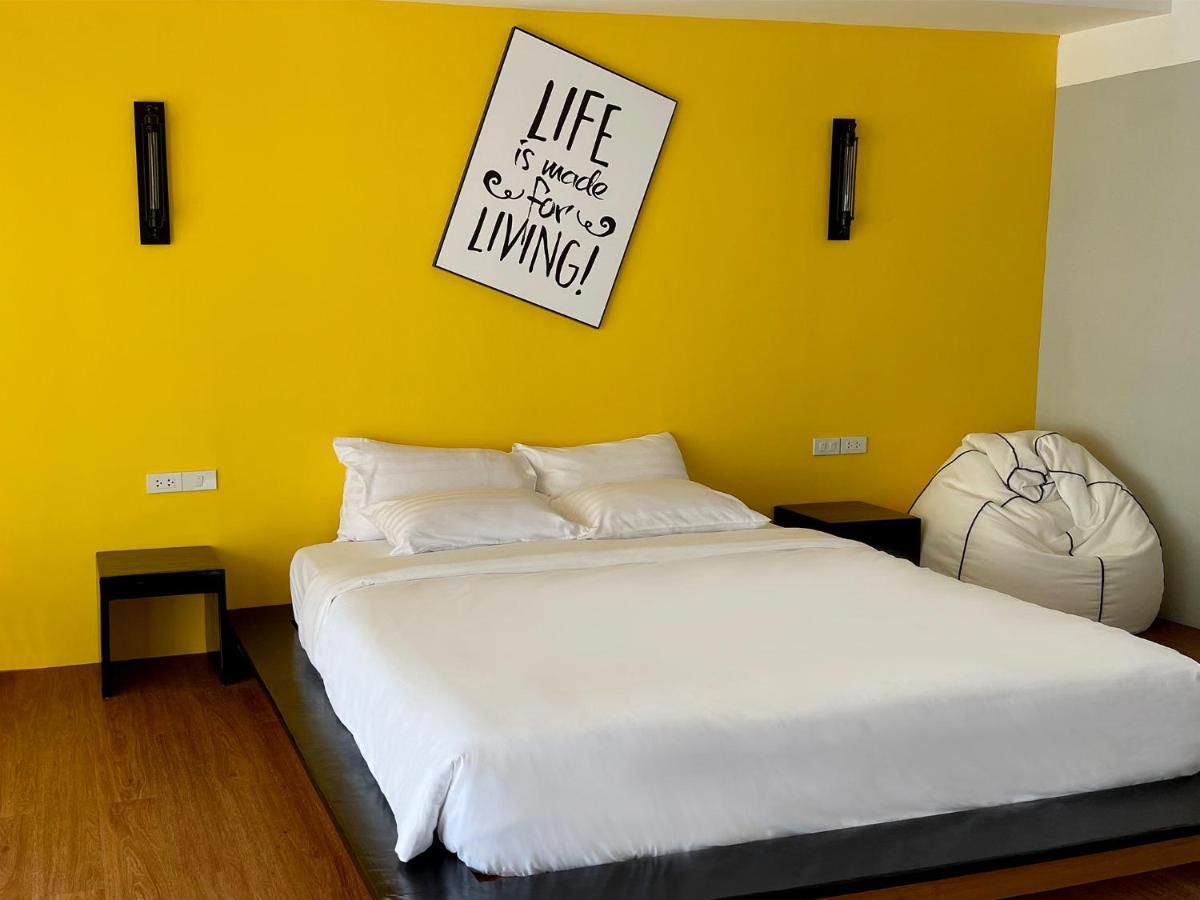 Bright Superior room with the signature warm-yellow feature wall